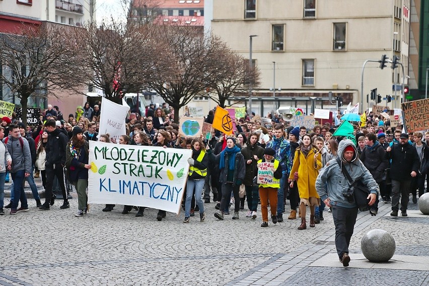 Młodzieżowy strajk klimatyczny w centrum Wrocławia. Uczniowie przeszli Świdnicką (ZDJĘCIA)