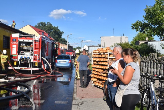 W niedzielę, 17 lipca po godzinie 17 do gnieźnieńskich służb wpłynęło zgłoszenie o palącym się dachu piekarni w Kłecku.Zobacz zdjęcia z akcji strażaków -->