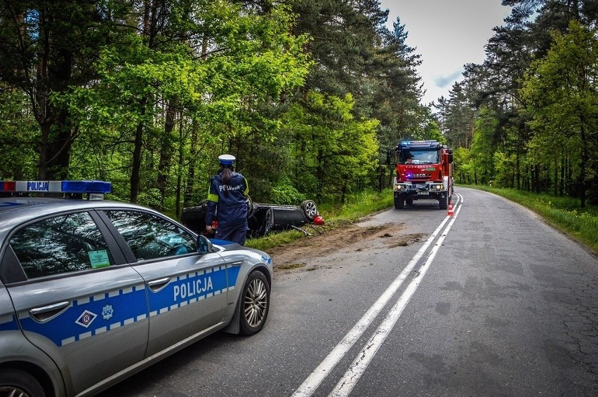 Wypadek pod Polkowicami: Dachowało BMW. Kierowca uciekł - szuka go policja (ZDJĘCIA)