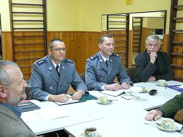 Wtorkowa debata w Zarzeczu. Od prawej siedzą sołtys Stanisław Pliszka, komendant powiatowy Lucjan Maczkowski i komisarz Jarosław Zych.