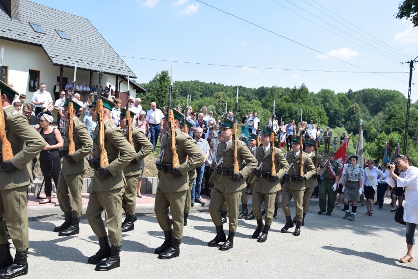 Hołd dla 30 ofiar pacyfikacji Radwanowic w miejscu kaźni hitlerowskiej. Wspomnienia bestialskiego mordu [ZDJĘCIA] 