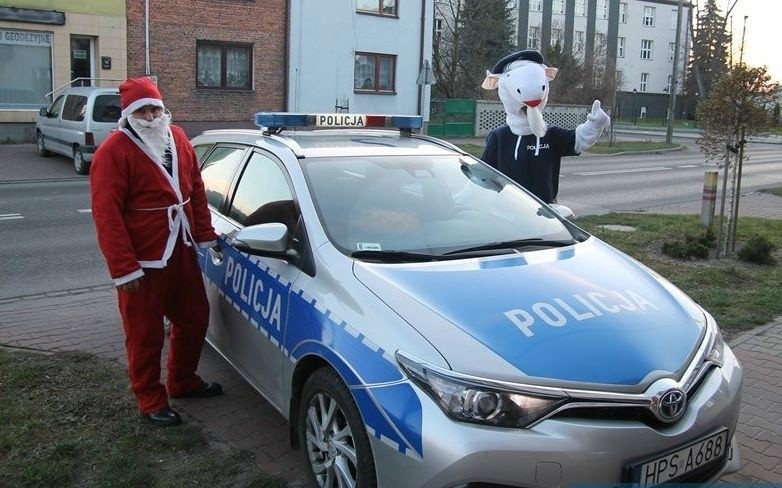 Mikołaj i Koziołek Spoko, maskotka policji z prezentami u dzieci na kwarantannie w gminie Włoszczowa [ZDJĘCIA]