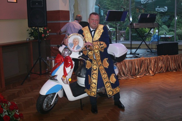 Na 60. urodziny Paweł Cieślicki dostał od Rządu Uzbekistanu tradycyjny ludowy strój Uzbecki i pamiątkowy talerz z portretem zaś od najbliższych skuter na relaksujące wycieczki po urokliwej dolinie Popradu.