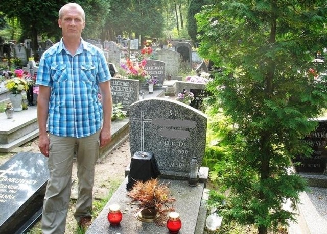 Bratanek zamordowanego Zygmunta Góralskiego na miejscu jego pochówku