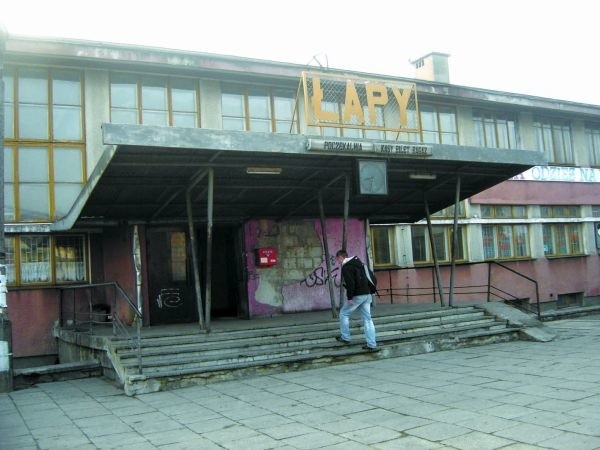 Dworzec PKP w Łapach szybko zapada podróżnym w pamięci, bo jest szary, brudny i odrapany. Kolej wie i deklaruje, że go kapitalnie wyremontuje.