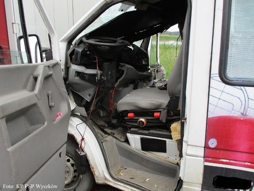 Dwie osoby, pasażerowie busa, zostały zakleszczone w...