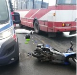 Śmiertelny wypadek motorowerzysty. Po zderzeniu z autobusem zginął mężczyzna [zdjęcia]