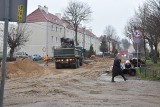 Trwa przebudowa ul. Nowowiejskiego w Malborku. Przez wykopy mieszkańcy nie mogą dojechać do swoich domów. Da się coś z tym zrobić?