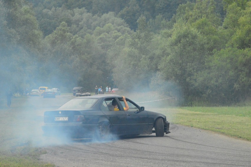 Offroad i drift pod zaporą w Dobczycach. Przed nami motoryzacyjny piknik z pomaganiem w tle 