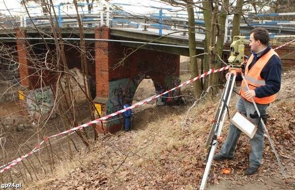 Wiadukt w liczbach koszt budowy &#8211; 3,5 mln zł, nośność &#8211; 50 ton, długość &#8211; 30 metrów, długość przebudowanej drogi wraz z wiaduktem 205,5 metra.