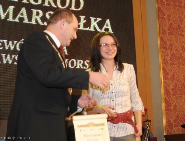 Nagrodę odbiera Katarzyna Jaworska, dyrektor TOFIFEST