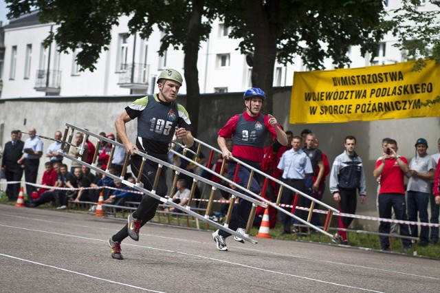 Strażacy konkurowali ze sobą na sportowo.