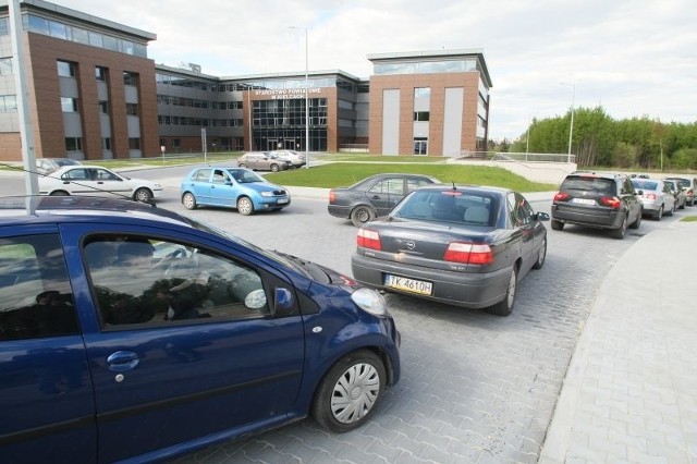 Trudno wyjechać z parkingu, gdy wszyscy pracownicy kończą prace o jednej godzinie.