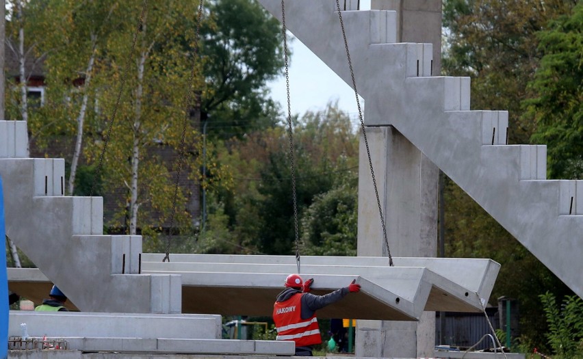 Na zębatych belkach tworzących podstawę trybun, montowane są...