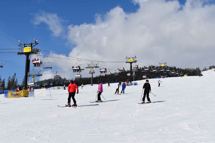 Zakopane. Mnóstwo narciarzy na stokach narciarskich. Piękna pogoda zachęca do szusowania 