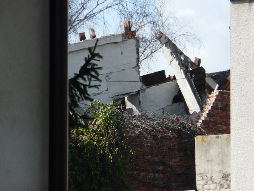 Kolejna katastrofa budowlana w Pabianicach przy ul. Targowej. Zawalił się dach! Ewakuacja mieszkańców sąsiedniej posesji. ZDJĘCIA