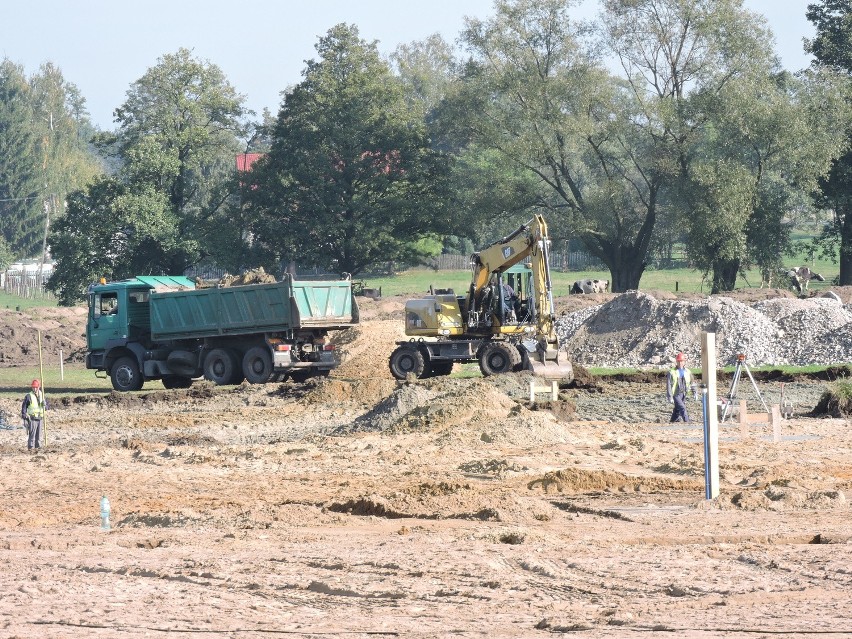 Ciężki sprzęt wjechał na teren budowy nowego zakładu JBB (zdjęcia)