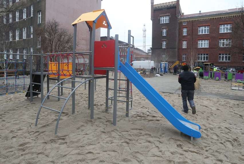 Nowy plac zabaw powstaje na ul. Kaszubskiej w Szczecinie [ZDJĘCIA]