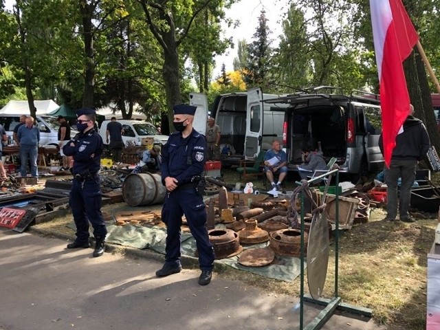 Do niecodziennego zdarzenia doszło na odbywającym się dziś w Łodzi Moto Weteran Bazarze. ZDJĘCIA I WIĘCEJ INFORMACJI - KLIKNIJ DALEJ