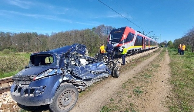 Śmiertelny wypadek ma przejeździe kolejowym w Tomaszowie. Na kolejnych zdjęciach inne wypadki z majówki w Łódzkiem.