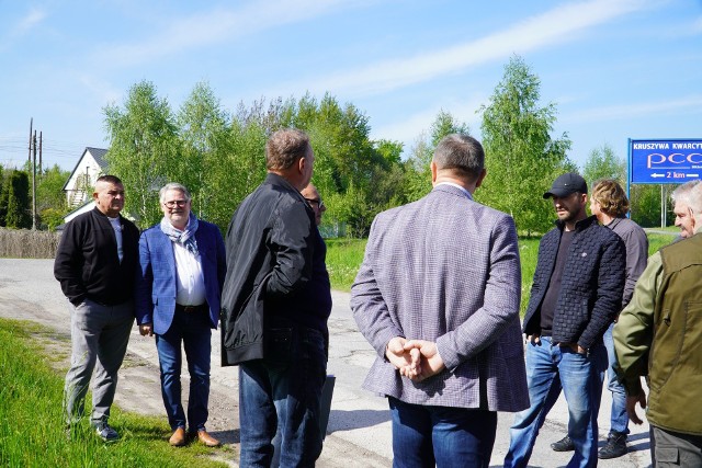 Teren pod przebudowę drogi powiatowej w miejscowości Podłazie został przekazany wykonawcy.