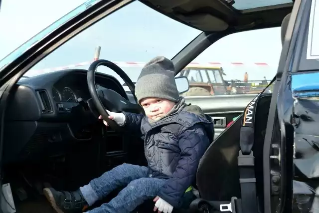 6-letni Błażej Lewandowski jest fanem motoryzacji, a już tym bardziej wyścigów samochodowych wraków.