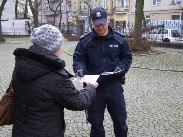 Policjanci ostrzegają seniorów przed kradzieżami. Niestety w Poznaniu wciąż rośnie liczba oszustw "na policjanta"