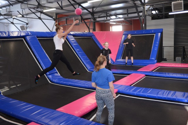 Jumpin Place, park trampolin, ul. Zygmunta Augusta 2Godziny otwarcia: codziennie od godz. 11. do 20.Z dnia na dzień przychodzi tu coraz więcej entuzjastów aktywnego spędzania wolnego czasu. Właściciele zapewniają, że sprzęty są regularnie dezynfekowane w ciągu dnia, tak jak w pozostałych miejscach wchodzącym mierzona jest temperatura.Co wyróżnia to miejsce? Można tu, m.in. skorzystać z toru ninja,poduchy powietrznej, trampoliny z koszami, dodgeball areny - boiska do zbijaka na trampolinach, ścieżek akrobatycznych czytrampoliny sportowej.