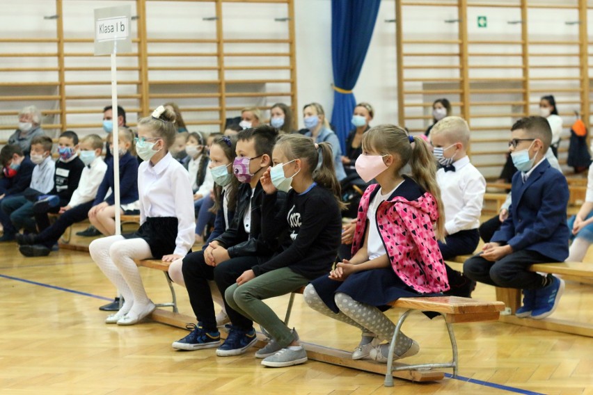 Rozpoczęcie roku szkolnego w Lublinie. Długie kolejki przed szkołami. Zobacz zdjęcia