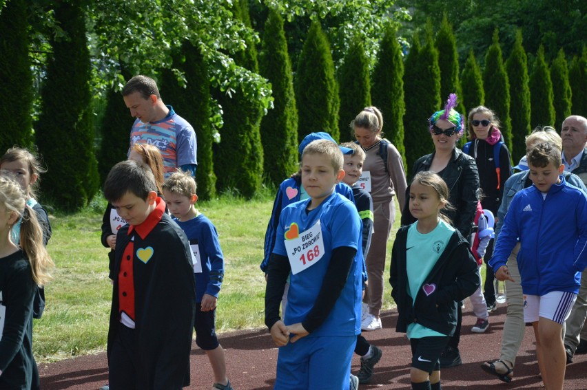 Charytatywna Dycha w Miechowie. Początkowy i finałowy przemarsz oraz dekoracja zwycięzców