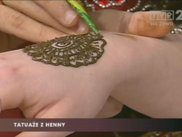 Mehndi to sztuka zdobienia ciała skomplikowanymi wzorami, tworzonymi na skórze za pomocą henny.