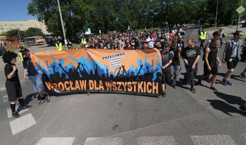 Marsz "Wrocław bez nienawiści" rozwścieczył kierowców (FILMY, ZDJĘCIA)