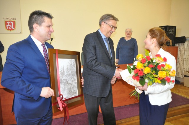 Doktor Zbigniew Stępień (w środku) odbiera gratulacje od starosty szydłowieckiego Włodzimierza Górlickiego oraz przewodniczącej rady powiatu Anity Gołosz (z prawej).