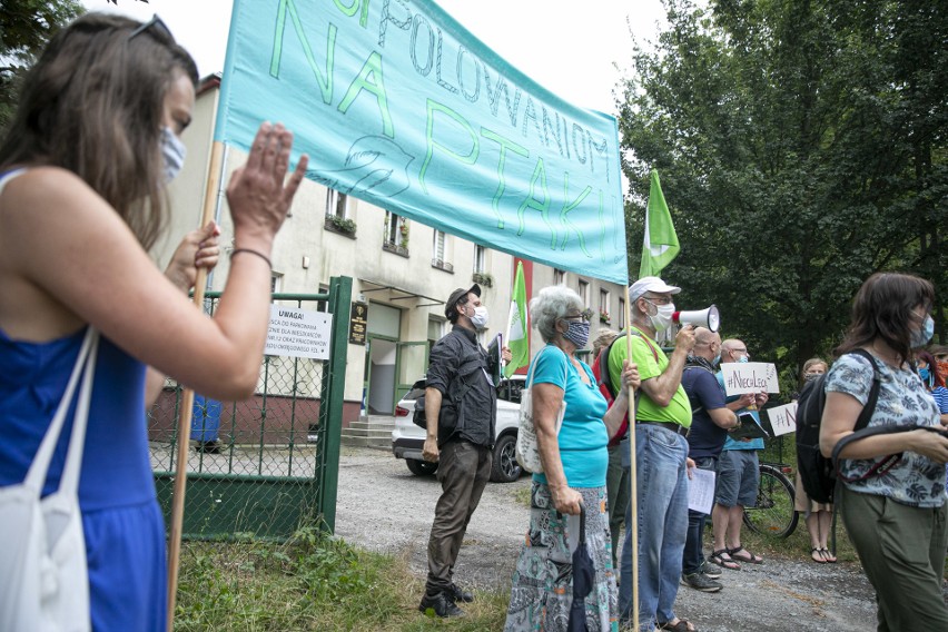 Protest pod siedzibą Związku Łowieckiego. "Stop polowaniom na ptaki, niech lecą!"