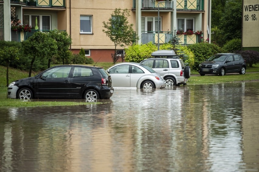 Ulewa nad Koszalinem. Utrudnienia, interwencje, zalane ulice