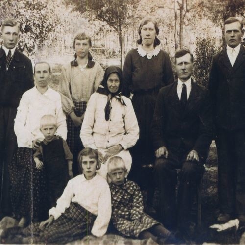 Od lewej: Janek, Józefa Sobczuk z Władzią, Marysia, babcia Franciszka Sobczukowa, przed nią na kocu siedzą Anna z Bronią, siedzi także Bartłomiej Sobczuk, obok niego kuzyni.