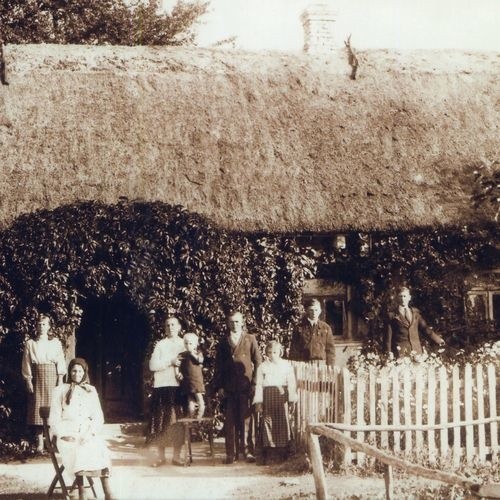 Rodzina Sobczuków przed ich domem w Borkach.