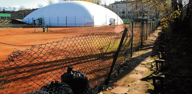 Zaniedbane obiekty tenisowe klubu Nadwiślan. Trudno się dziwić, że siostry Radwańskie nie chcą tu trenować