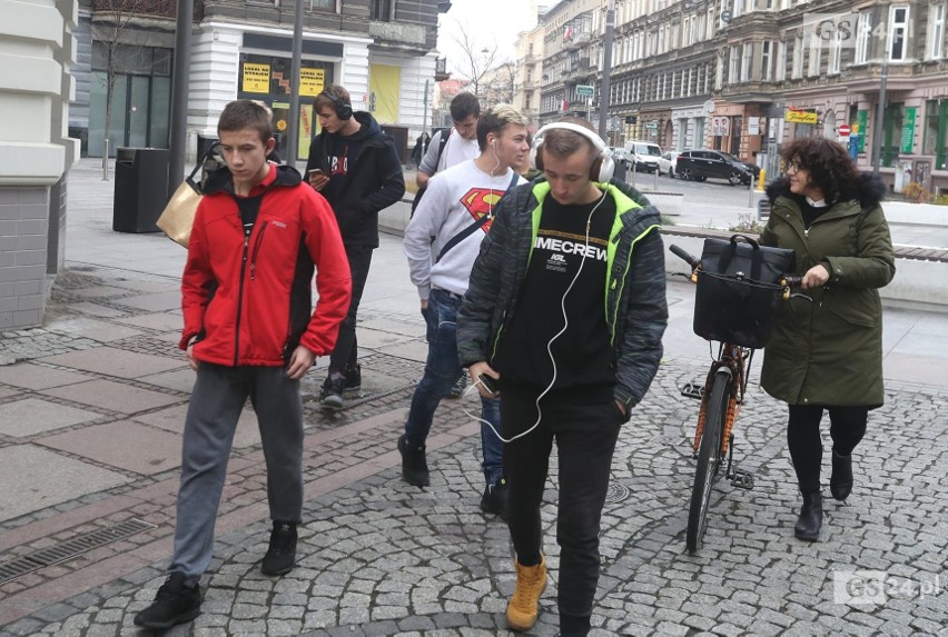Mieszkańcy Szczecina wędrowali po mieście ze słuchawkami. Co to za projekt? [ZDJĘCIA, WIDEO]
