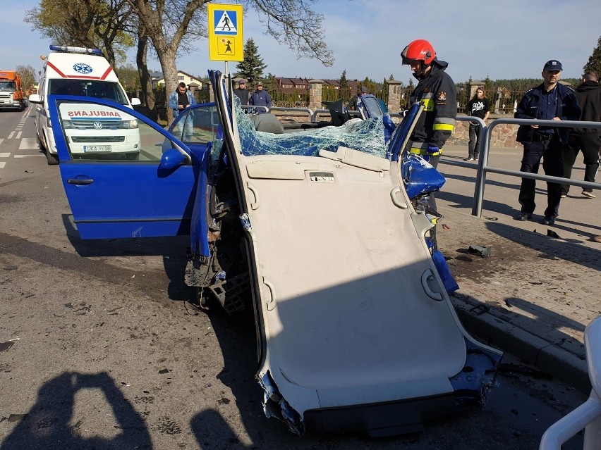 Wypadek w Stężycy 24.04.2019. Samochód osobowy zderzył się z betoniarką. Kierowca był zakleszczony w pojeździe [ZDJĘCIA]