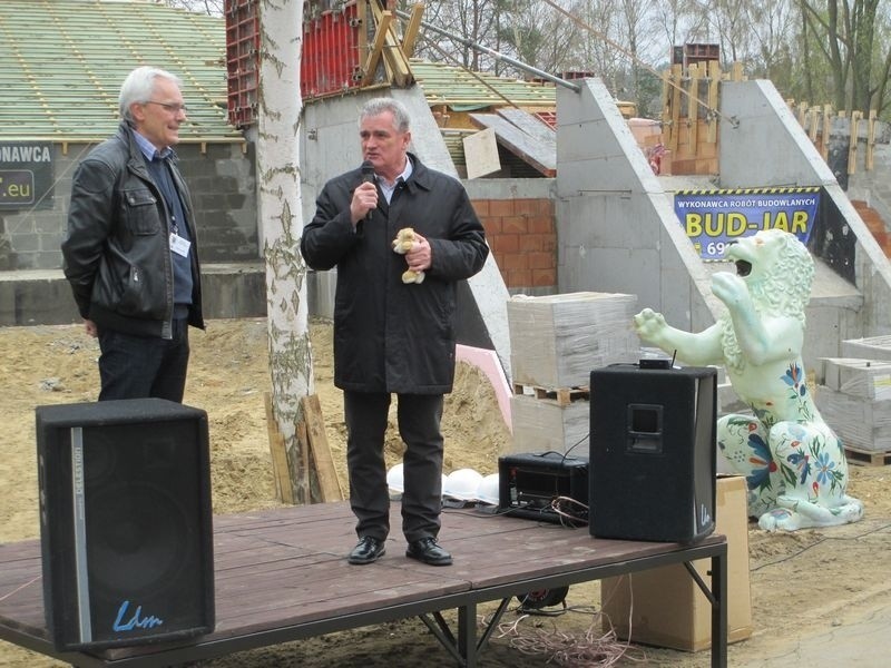 W gdańskim ZOO zawieszono wieniec na nowej lwiarni. Za pół roku zamieszkają tam lwy [ZDJĘCIA]