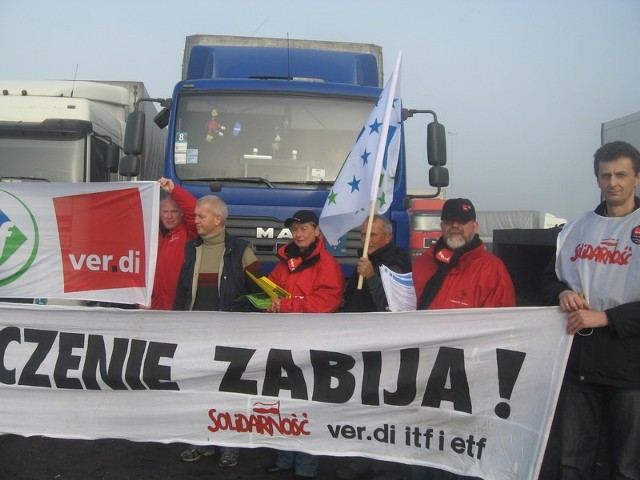 Polscy i niemieccy związkowcy branży transportowej rozpoczęli dzisiaj pod Frankfurtem trzydniową akcję "Przemęczenia zabija&#8221;