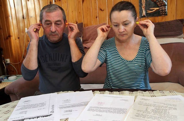 Teresa i Wiesław Kwinterowie zapewniają, że muszą regularnie używać w domu zatyczek do uszu