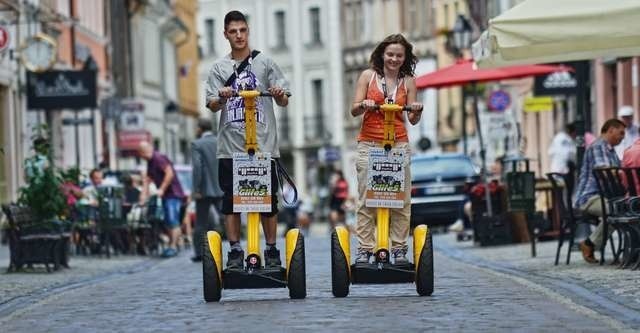 Anna Brykalska i Łukasz Kowalski podczas przejażdżki segwayami na ulicy Długiej. Ich zdaniem pojazdy dobrze sobie radzą na staromiejskich kocich łbach