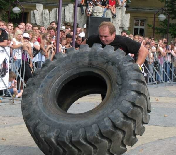 Michał Anioł przewracający oponę.