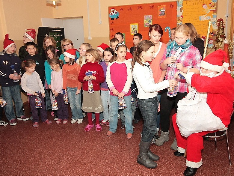 Grudziądz: W Caritasie Mikołaj obdarował dzieci upominkami