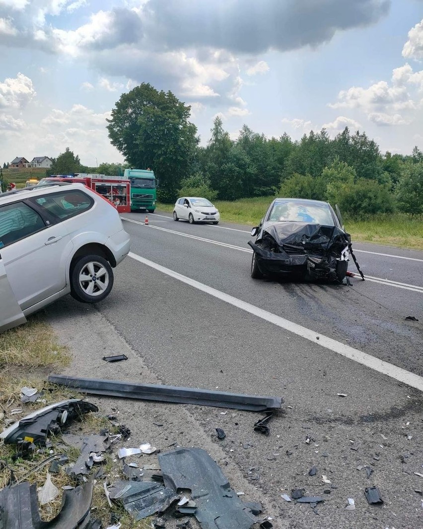 Dwa wypadki na drodze krajowej nr 94 pod Krakowem. Kierowca zasnął, są poszkodowani