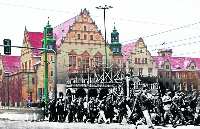 Jeden z marszów propagandowych na ulicy Św. Marcina. Rosjanie wielokrotnie pędzili ulicami miasta kolumny niemieckich jeńców. Fotografia, kolaż starego zdjęcia ze współczesnym