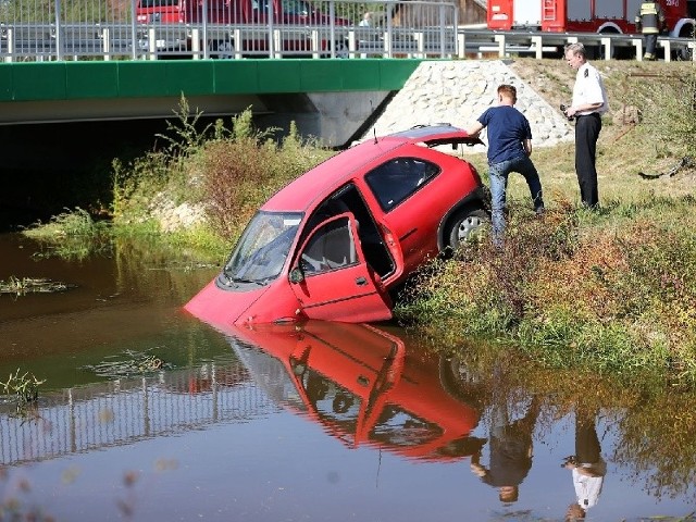 Auto zatrzymało się do połowy zanurzone w wodzie.