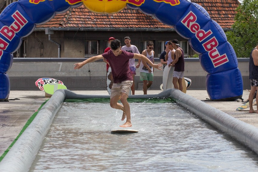 Red Bull Roof Slide czyli jazda na desce po płytkiej wodzie (ZDJĘCIA)